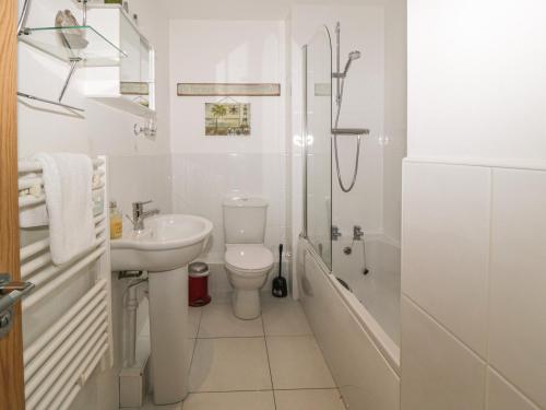 ウィットビーにあるCadliamの白いバスルーム(トイレ、シャワー付)