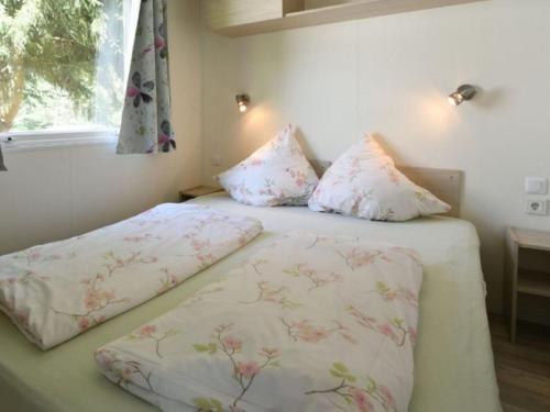 Ліжко або ліжка в номері Inviting Mobile Home in Auw near Lake, City Centre
