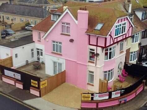 Gallery image of BARBIE HOUSE ,OPPOSITE The BEACH & PIER ,2 GROUND FLOOR APARTMENTS each with Private Car space & Garden , Free Access next Door to the Stunning BALLET & MAKE UP SCHOOL & a Beautiful LADYS BEAUTY SALON in Paignton