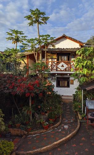 a house with a lot of plants in front of it at Hospedaje El Jardín in San Agustín