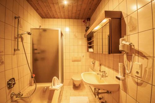 Ett badrum på Ferienwohnung Brugger 6 Personen