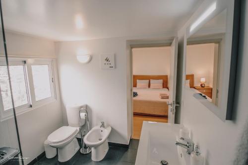 bagno con servizi igienici, lavandino e letto di Green Valley House Madeira a Ribeira Brava
