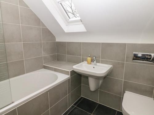 a bathroom with a sink and a bath tub at Bunbury in Alton