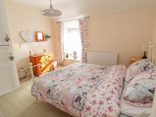 a bedroom with a bed and a window at Northgate Cottage in Holywell