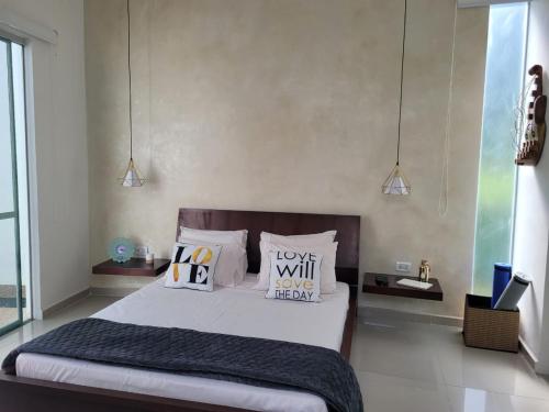 een slaapkamer met een bed met witte lakens en kussens bij Lotus Suite in Santa Cruz de la Sierra