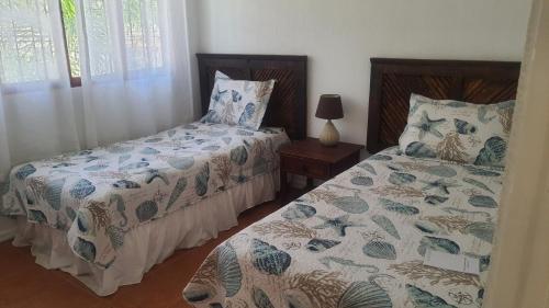 um quarto com duas camas um ao lado do outro em La Casita de Naomi em Tamarindo