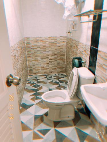 a bathroom with a toilet and a sink at ริมบึงสวนพริกรีสอร์ท in Phra Nakhon Si Ayutthaya