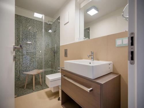 W łazience znajduje się umywalka, prysznic i toaleta. w obiekcie Dünenresidenz Prora - Ferienwohnung mit Meerblick, 2 Schlafzimmern und Balkon NP-311 w mieście Binz