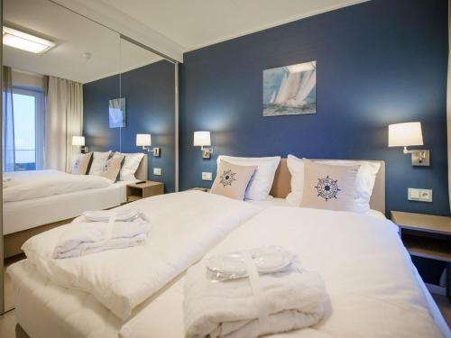 - une chambre d'hôtel avec 2 lits et des serviettes dans l'établissement Dünenresidenz Prora - Skysuite mit freiem Meerblick, Dachterrasse und Balkon NP-502, à Binz