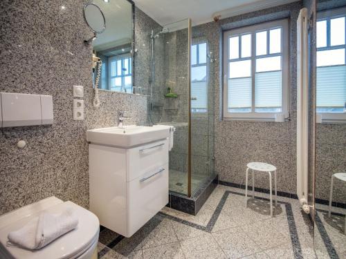 ein Bad mit einem WC, einer Dusche und einem Waschbecken in der Unterkunft Dünenpark Binz - Komfortplus Ferienwohnung mit 1 Schlafzimmer und Balkon im Obergeschoss 214 in Binz