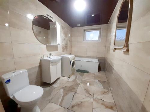 クロプィウヌィーツィクィイにあるЯновского 2кのバスルーム(トイレ、洗面台付)