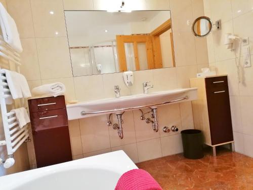 Koupelna v ubytování Hotel Sportalm
