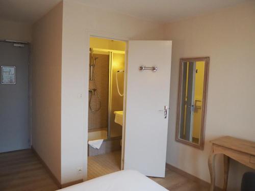 Ein Badezimmer in der Unterkunft Logis Hôtel Vannes Nord Le Clos Des Hortensias