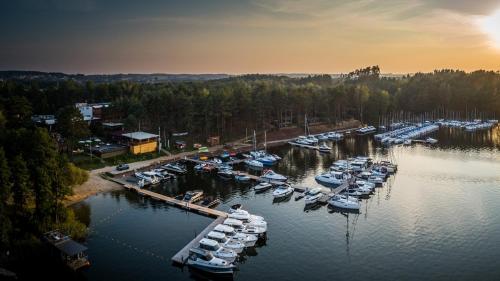 una vista aérea de un puerto deportivo con barcos en el agua en Hotel Tajty, en Giżycko