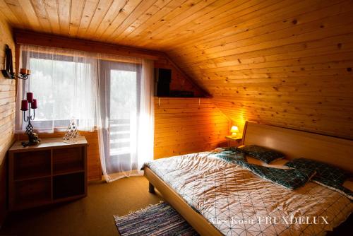 Ένα ή περισσότερα κρεβάτια σε δωμάτιο στο Pet & Family Friendly House Viktorija - house near Golica with Triglav view