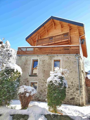 a house with a wooden roof in the snow at Chalet 800 in Oz