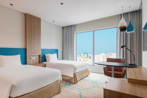 Ένα ή περισσότερα κρεβάτια σε δωμάτιο στο Holiday Inn - Doha - The Business Park by IHG