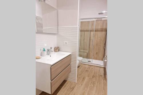 biała łazienka z umywalką i toaletą w obiekcie Maison Marina_Pavia San Michele Centro Storico w mieście Pawia