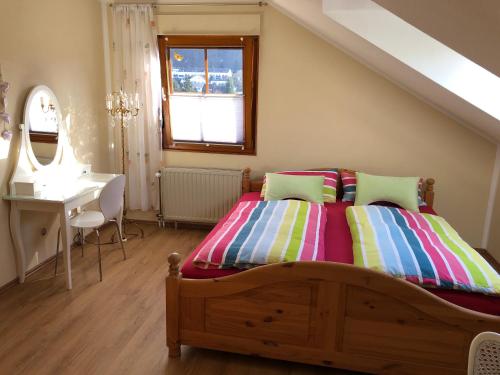 um quarto com uma cama, uma secretária e uma janela em Feriendomizil Nr. 3 em Homburg