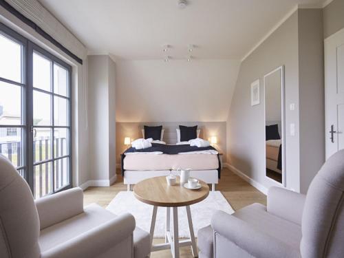 Postel nebo postele na pokoji v ubytování Reetland am Meer - Premium Reetdachvilla mit 3 Schlafzimmern, Sauna und Kamin E18