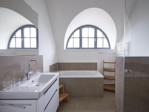 Koupelna v ubytování Reetland am Meer - Premium Reetdachvilla mit 3 Schlafzimmern, Sauna und Kamin E18