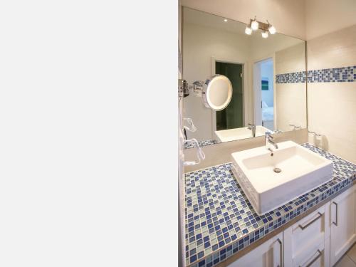 a bathroom with a sink and a mirror at Strandvillen Binz - Ferienwohnung mit Meerblick, 2 Schlafzimmern und Balkon SV-008 in Binz