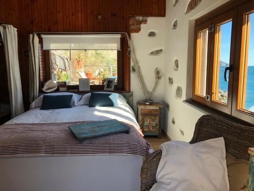 Un dormitorio con una cama grande y una ventana en La Casa Del Doganiere en Monterosso al Mare