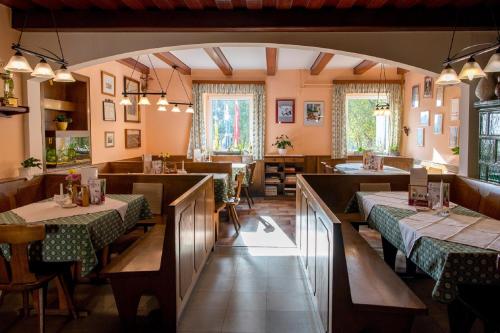 Postel nebo postele na pokoji v ubytování Gasthof Schindler