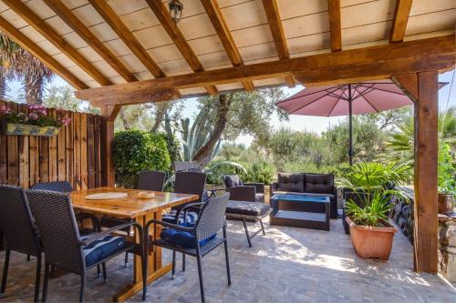 Um restaurante ou outro lugar para comer em 2 bedrooms house at Martinscica 50 m away from the beach with furnished garden and wifi