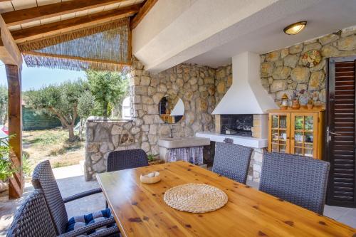 Gallery image of 2 bedrooms house at Martinscica 50 m away from the beach with furnished garden and wifi in Martinšćica