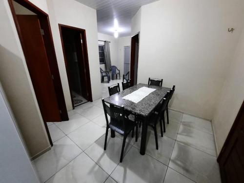uma sala de jantar com uma mesa e cadeiras num quarto em Casa Neto&Lu em Guaramiranga