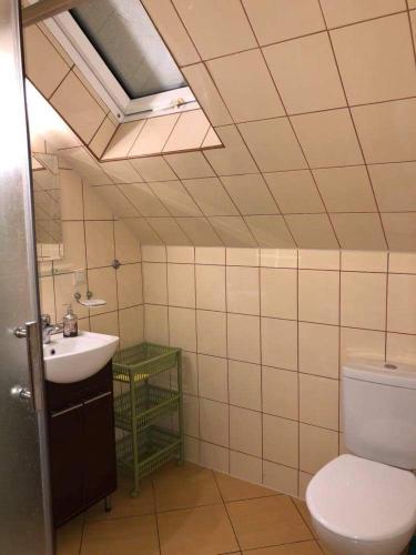 a bathroom with a toilet and a sink at "Pokoje u Ireny"-pokój foto in Sztutowo