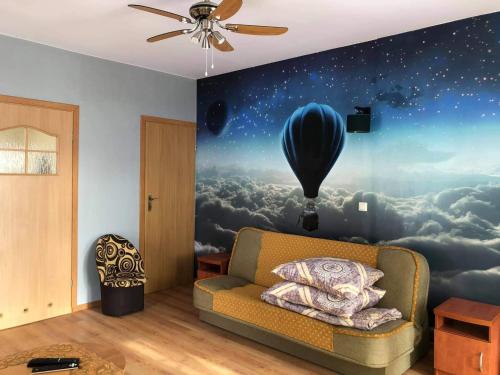 - un salon avec un ballon et un canapé dans l'établissement "Pokoje u Ireny"-pokój foto, à Sztutowo