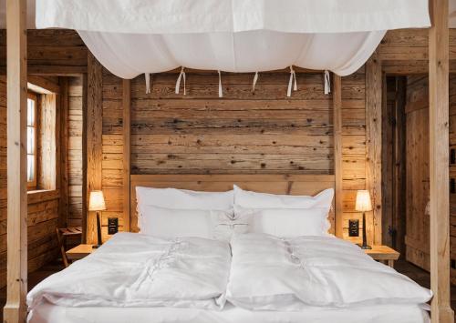 Een bed of bedden in een kamer bij Maiensässhotel Guarda Val