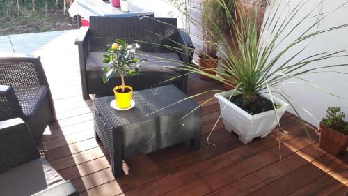 a balcony with two chairs and a table with plants at Mimosas in Andernos-les-Bains