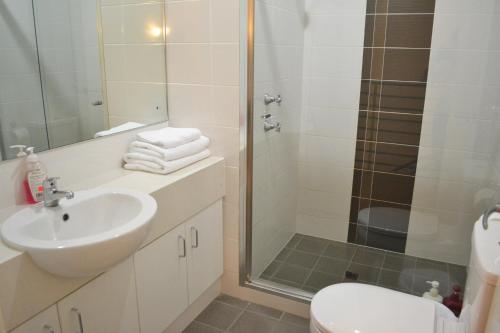 y baño con ducha, lavabo y aseo. en North Coogee Beach House en Fremantle