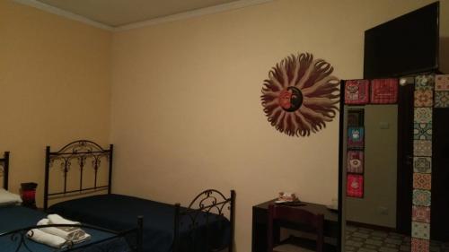 una camera con due letti e un orologio a muro di B&B Da Nonna Rita a Bagnara Calabra