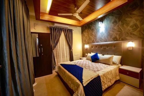 Green Royale Living Spaces - Luxury Serviced Apartments tesisinde bir odada yatak veya yataklar