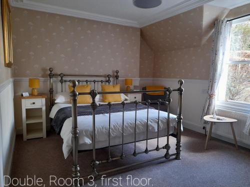 Uma cama ou camas num quarto em Buchan Guest House
