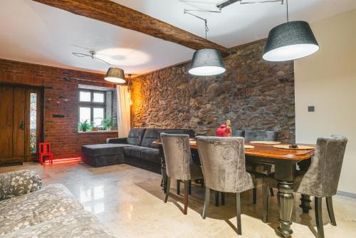 uma sala de estar com uma mesa e um sofá em W sercu Srebrnej Góry em Srebrna Góra