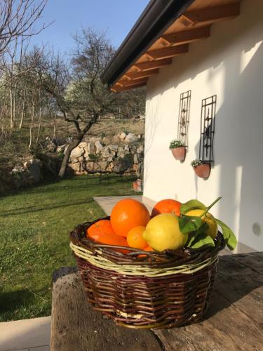 a basket of fruit sitting on top of a table at La Casa di Franco in Rivoli Veronese