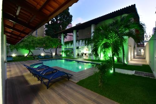 una piscina en el patio trasero de un edificio en LIVE IN FORTALEZA HOTEL, en Fortaleza
