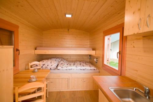 Cabaña con cama en la esquina de una habitación en Schäferwagen 1, en Kröpelin
