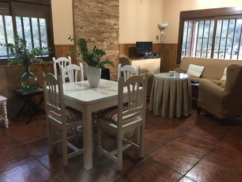 ein Wohnzimmer mit einem Tisch, Stühlen und einem Sofa in der Unterkunft Cigarra Sierra in Córdoba