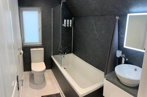 Koupelna v ubytování *STUNNING & SPACIOUS* 3 Bed House, 5min from Oban
