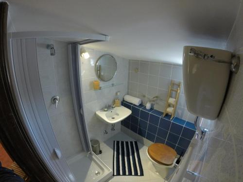 een kleine badkamer met een toilet en een wastafel bij Agriturismo Poggio Ferrata in Ruvo di Puglia