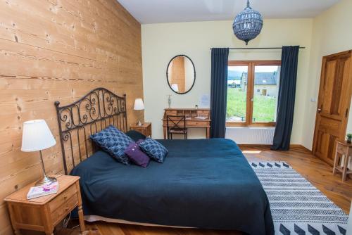 A bed or beds in a room at Maison d'hôtes Agathe et Sophie