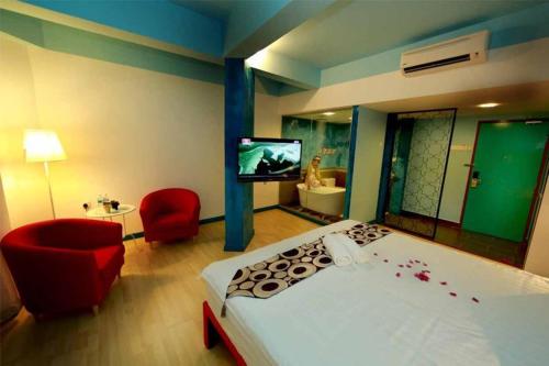 Habitación de hotel con cama y TV en Langit Langi Hotel @ KLIA/KLIA2, en Kampung Dengkil