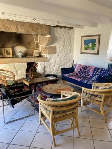 un salon avec un canapé et des chaises dans l'établissement Maison près de l'Océan, à Pont-Croix