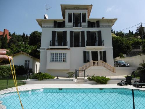 een huis met een zwembad ervoor bij Cottage Massanet in Grasse